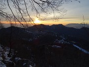 87 Discendo con vista sull'altopiano Selvino-Aviatico nella luce e nei colori del tramonto